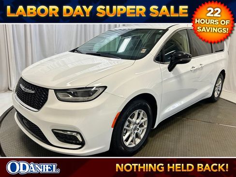 Used 2024 Chrysler Pacifica Touring-L FWD image 26