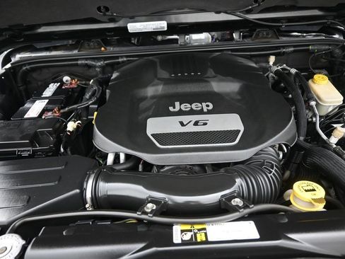 Used 2015 Jeep Wrangler Unlimited Sahara image 13