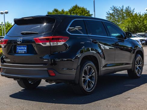 Used 2019 Toyota Highlander LE AWD/4WD image 7