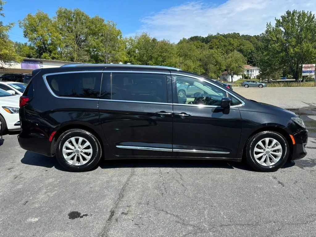Used 2019 Chrysler Pacifica Touring-L FWD image 9