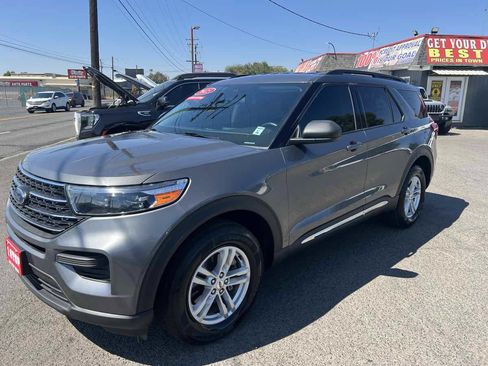 Used 2023 Ford Explorer XLT AWD/4WD image 3