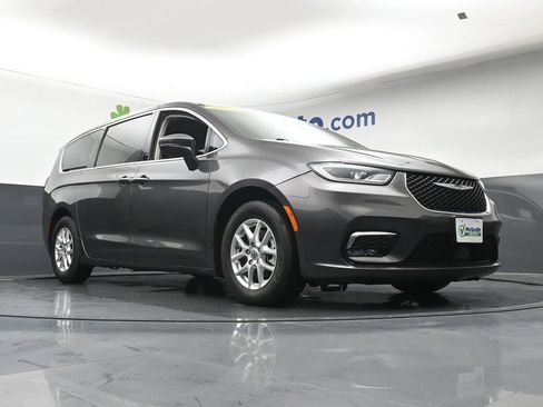 Used 2023 Chrysler Pacifica Touring-L FWD image 34