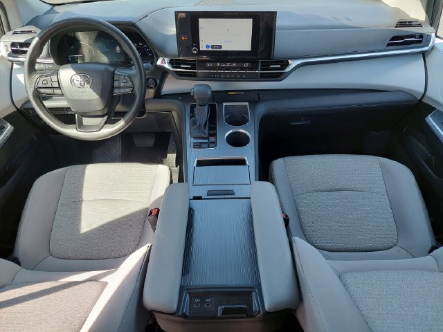 Used 2025 Toyota Sienna LE FWD image 3