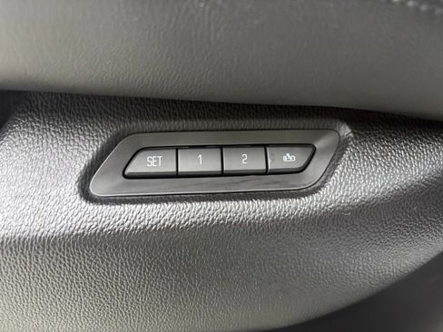 Used 2017 Cadillac Escalade ESV Luxury AWD/4WD image 10