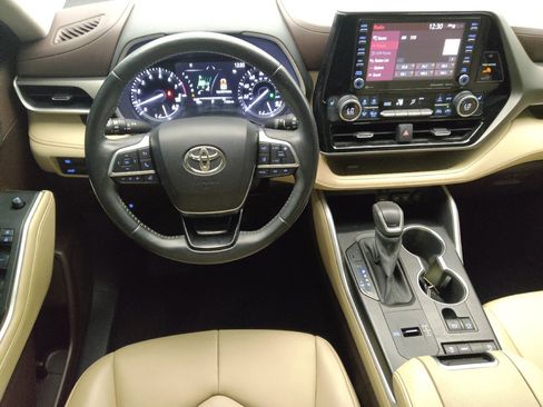 Used 2021 Toyota Highlander XLE FWD image 21