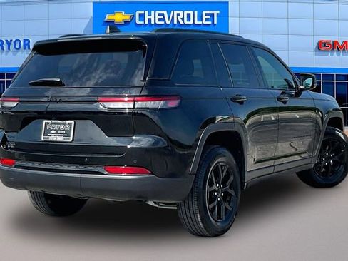 Used 2025 Jeep Grand Cherokee Altitude AWD/4WD image 5
