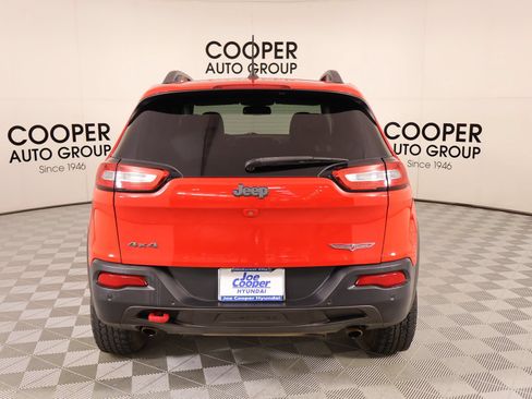 Used 2018 Jeep Cherokee Trailhawk AWD/4WD image 21