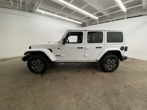 Used 2025 Jeep Wrangler Unlimited Sahara AWD/4WD image 3