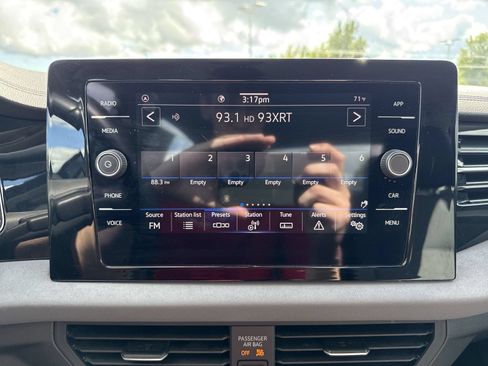 Used 2025 Volkswagen Jetta SE FWD image 17