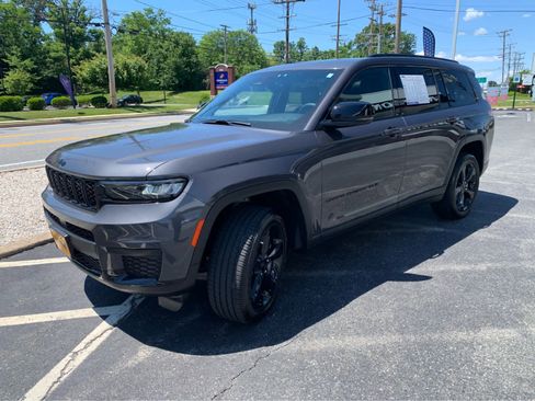 Used 2025 Jeep Grand Cherokee L Altitude AWD/4WD image 3