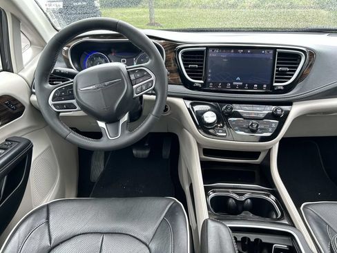Used 2023 Chrysler Pacifica Limited FWD image 23