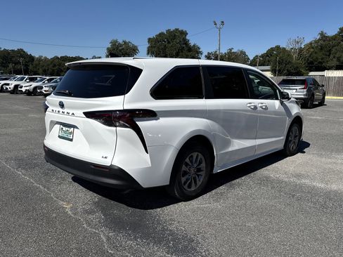 Used 2025 Toyota Sienna LE image 5