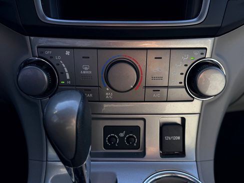 Used 2013 Toyota Highlander SE image 16