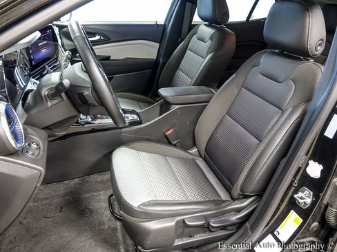 Used 2025 Chevrolet Trax LT w/ LT Convenience Package FWD image 9