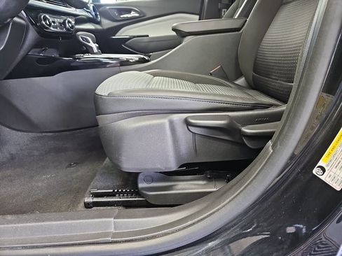 Used 2025 Chevrolet Trax LT w/ LT Convenience Package FWD image 37