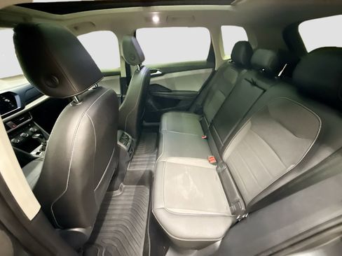 Used 2022 Volkswagen Taos SE w/ Panoramic Sunroof Package FWD image 27