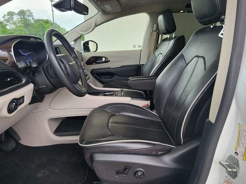 Used 2023 Chrysler Pacifica Limited FWD image 19