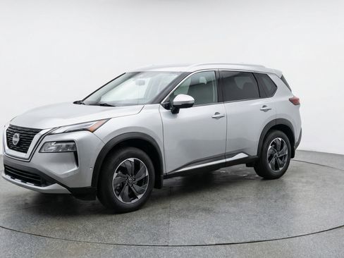 Used 2025 Nissan Rogue SV FWD image 3