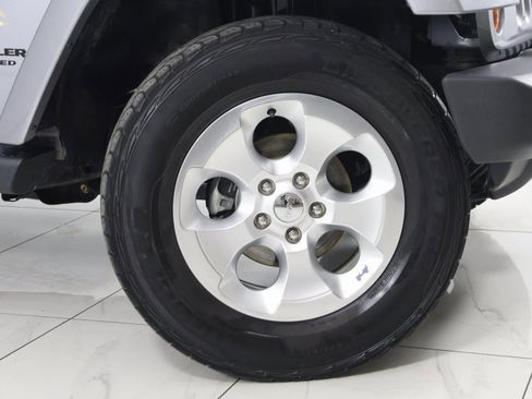 Used 2013 Jeep Wrangler Unlimited Sahara image 13