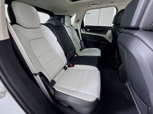 Certified 2026 Porsche Cayenne GTS AWD/4WD image 32