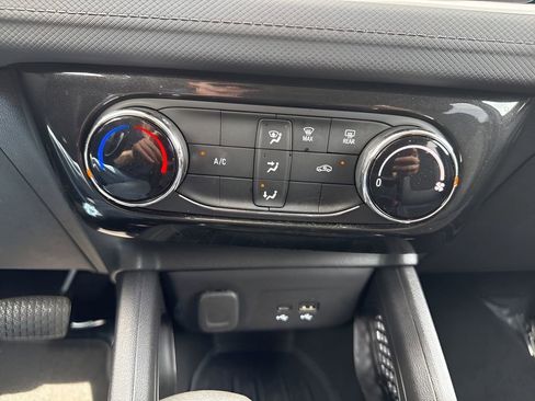 Used 2025 Chevrolet TrailBlazer LT FWD image 20