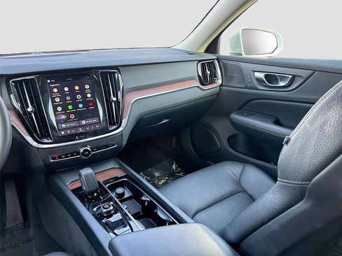 Used 2025 Volvo V60 B5 Cross Country Plus image 24