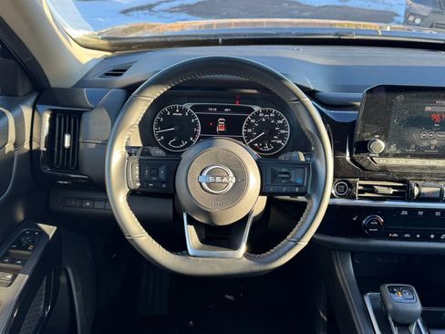 Used 2024 Nissan Pathfinder SV image 10