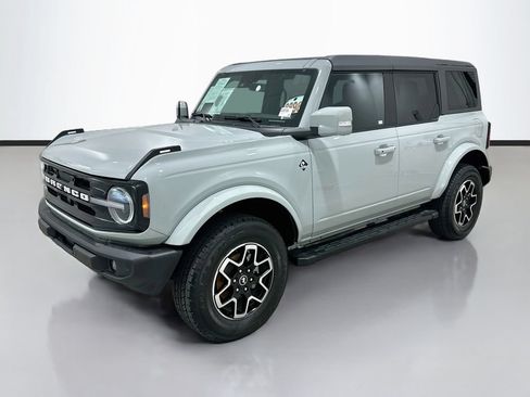 Used 2024 Ford Bronco Outer Banks AWD/4WD image 3
