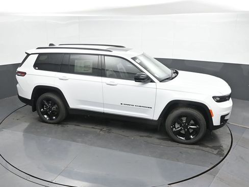 New 2025 Jeep Grand Cherokee L Altitude image 33