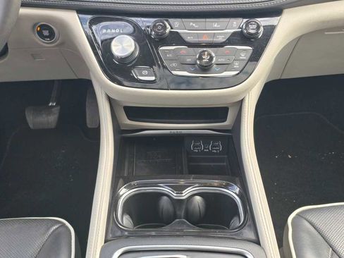 Used 2023 Chrysler Pacifica Limited image 13
