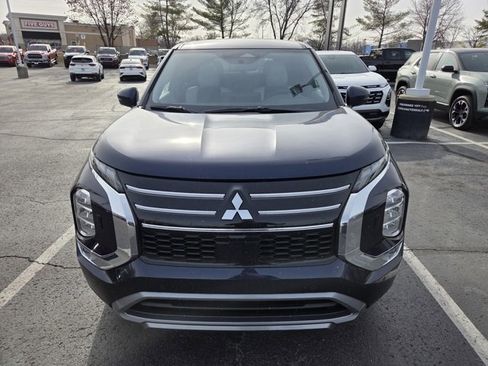 Used 2025 Mitsubishi Outlander SE image 2