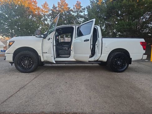 Used 2018 Nissan Titan XD image 4