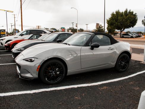 New 2026 MAZDA MX-5 Miata Club w/ Weather Package RWD image 4