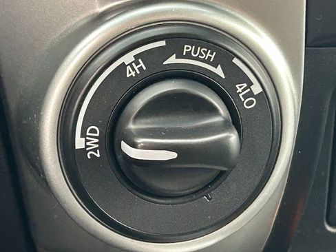 Used 2017 Nissan Titan SV image 18