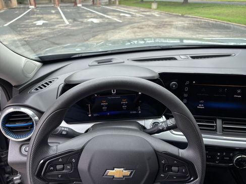 Used 2025 Chevrolet Trax LT FWD image 29