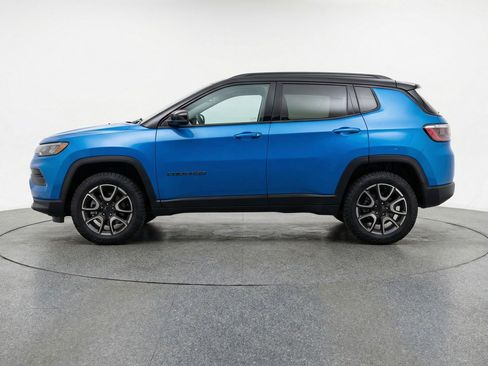 Used 2025 Jeep Compass Trailhawk AWD/4WD image 4