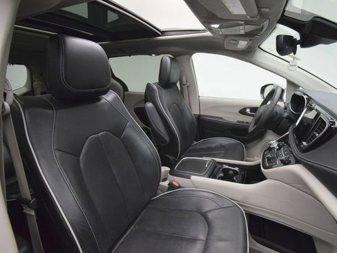Used 2023 Chrysler Pacifica Limited FWD image 19