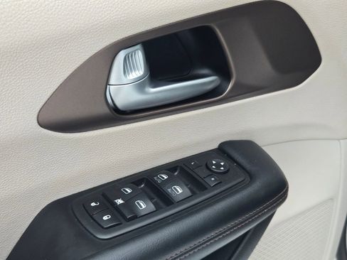 Used 2018 Chrysler Pacifica Touring-L image 39