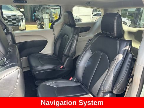 Used 2024 Chrysler Pacifica Limited FWD image 15