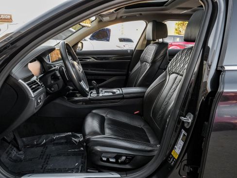 Used 2021 BMW 750i xDrive image 3