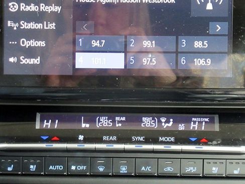 Used 2021 Toyota Sienna Limited image 29