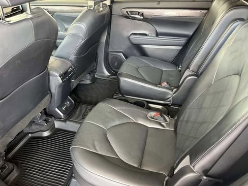 Used 2022 Toyota Highlander Platinum image 19