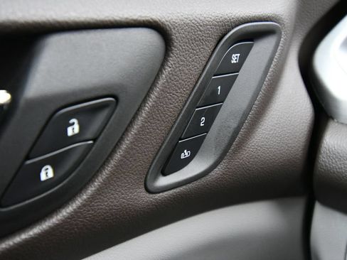 Used 2023 GMC Acadia SLT w/ Technology Package AWD/4WD image 15