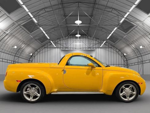 Used 2004 Chevrolet SSR w/ Preferred Equipment Group RWD image 10
