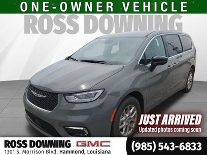 Used 2025 Chrysler Pacifica Select