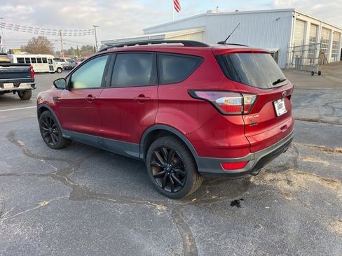 Used 2017 Ford Escape SE w/ SE Sport Appearance Package image 3