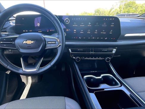 Used 2025 Chevrolet Traverse LT AWD/4WD image 16