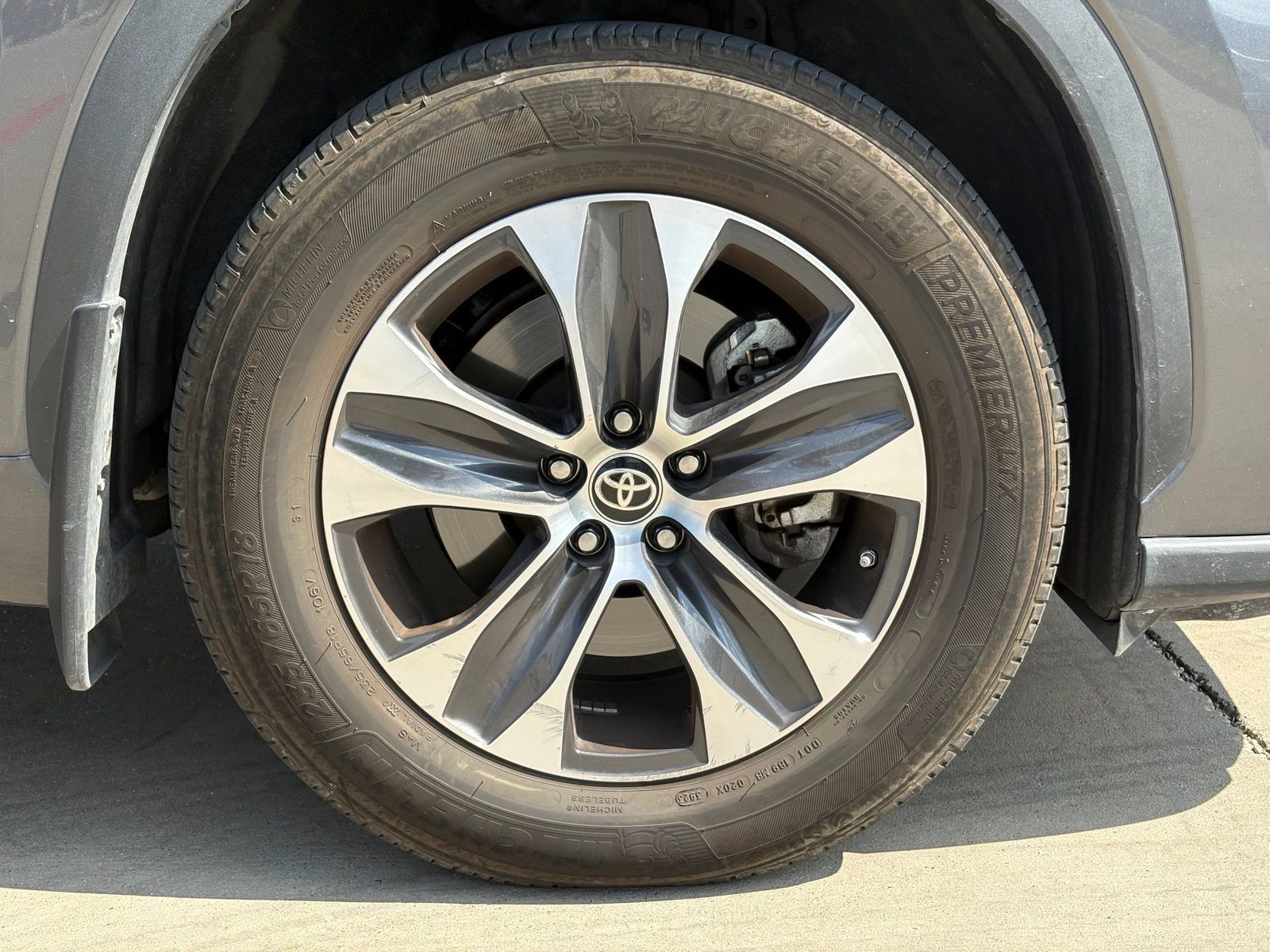 Used 2023 Toyota Highlander XLE AWD/4WD image 9