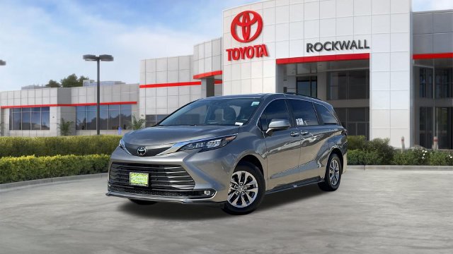 Used 2026 Toyota Sienna XLE FWD image 1