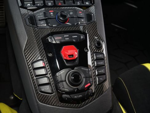 Used 2019 Lamborghini Aventador SVJ AWD/4WD image 29